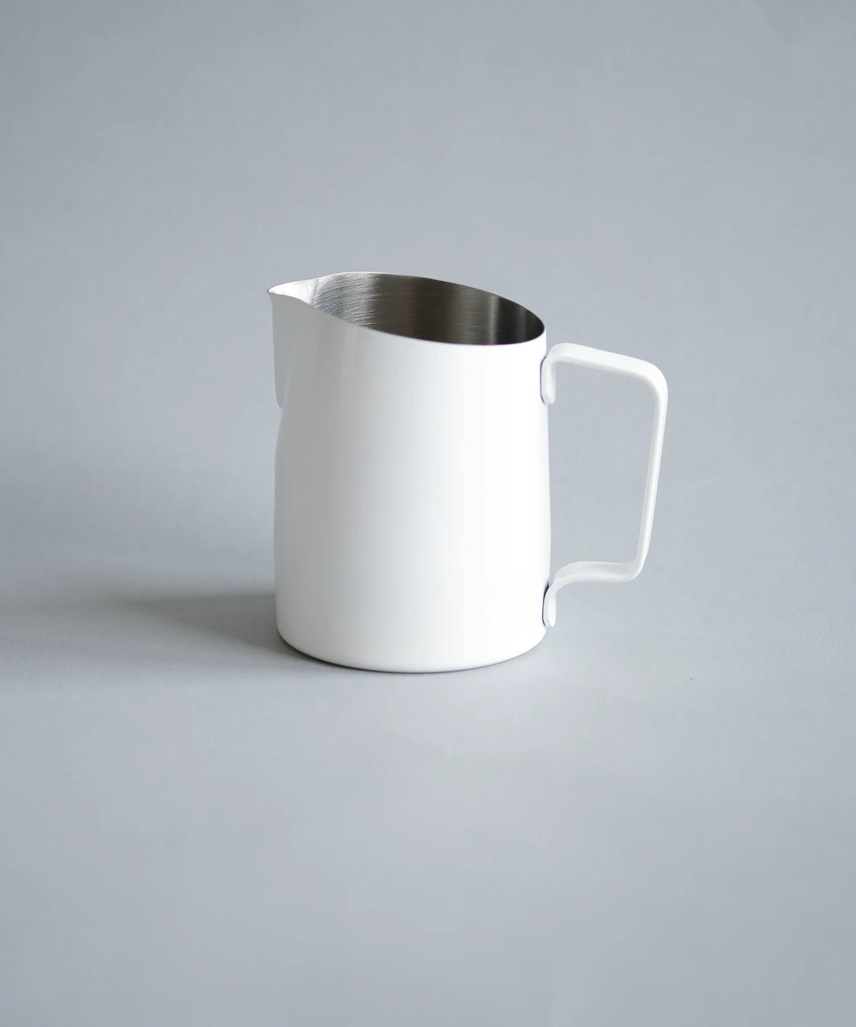 17oz Latte Art Pitcher with Round Spout in Gloss White